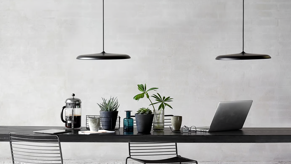 8 Beleuchtungsideen für moderne Häuser: minimalistisches Design und Funktionalität.